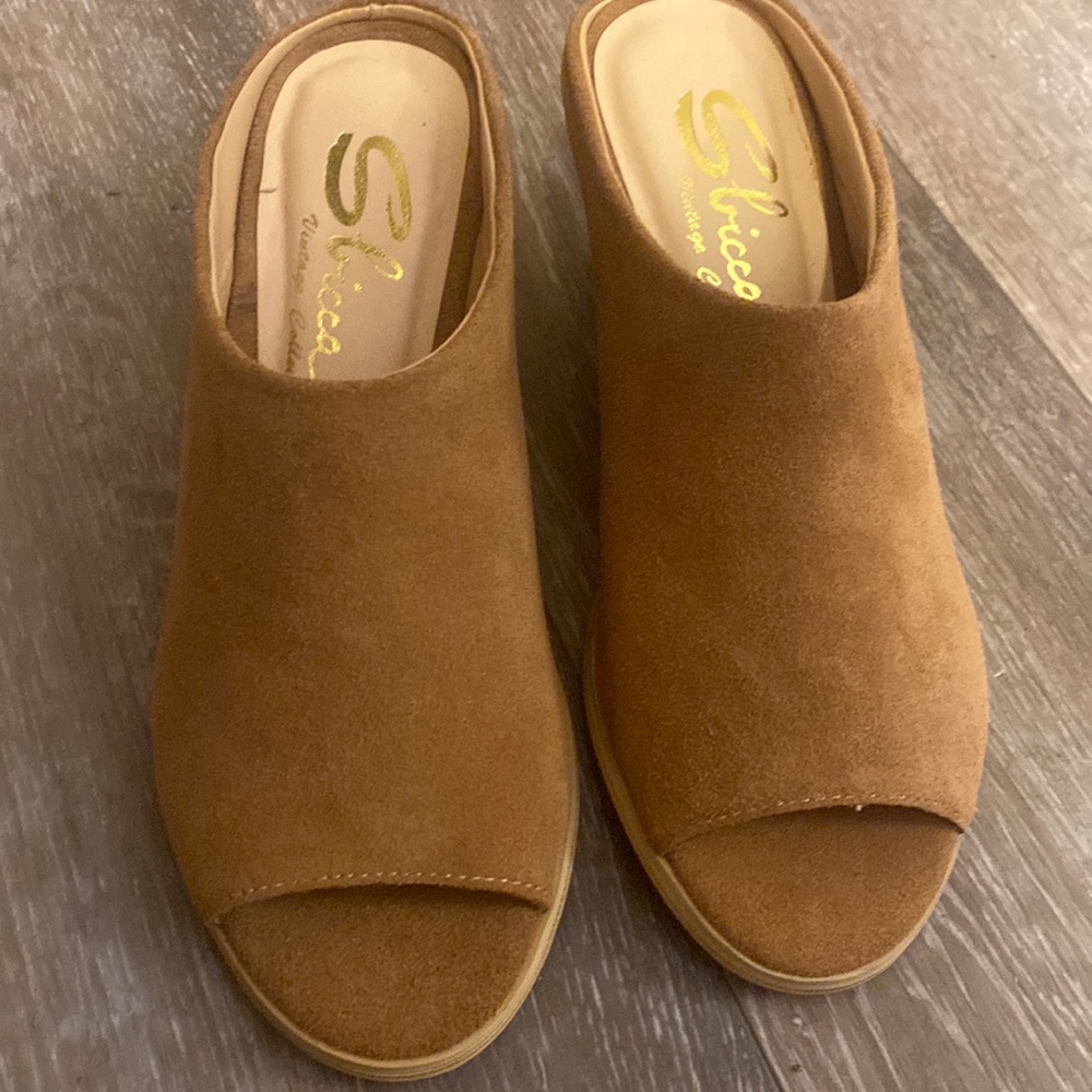 Sbicca brand low heel slide on in very good condition!